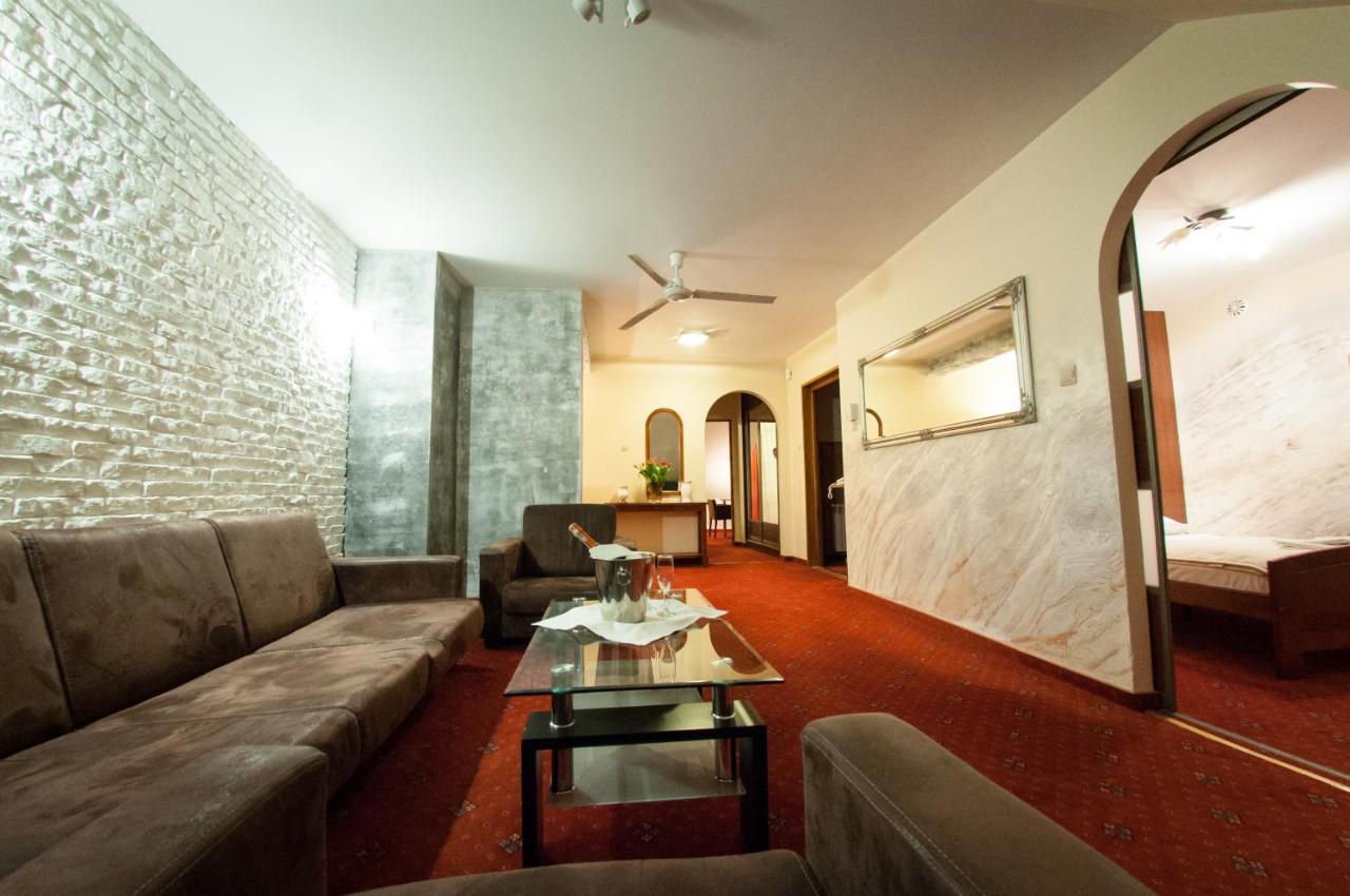 Secession Hotel Leczna Exterior photo