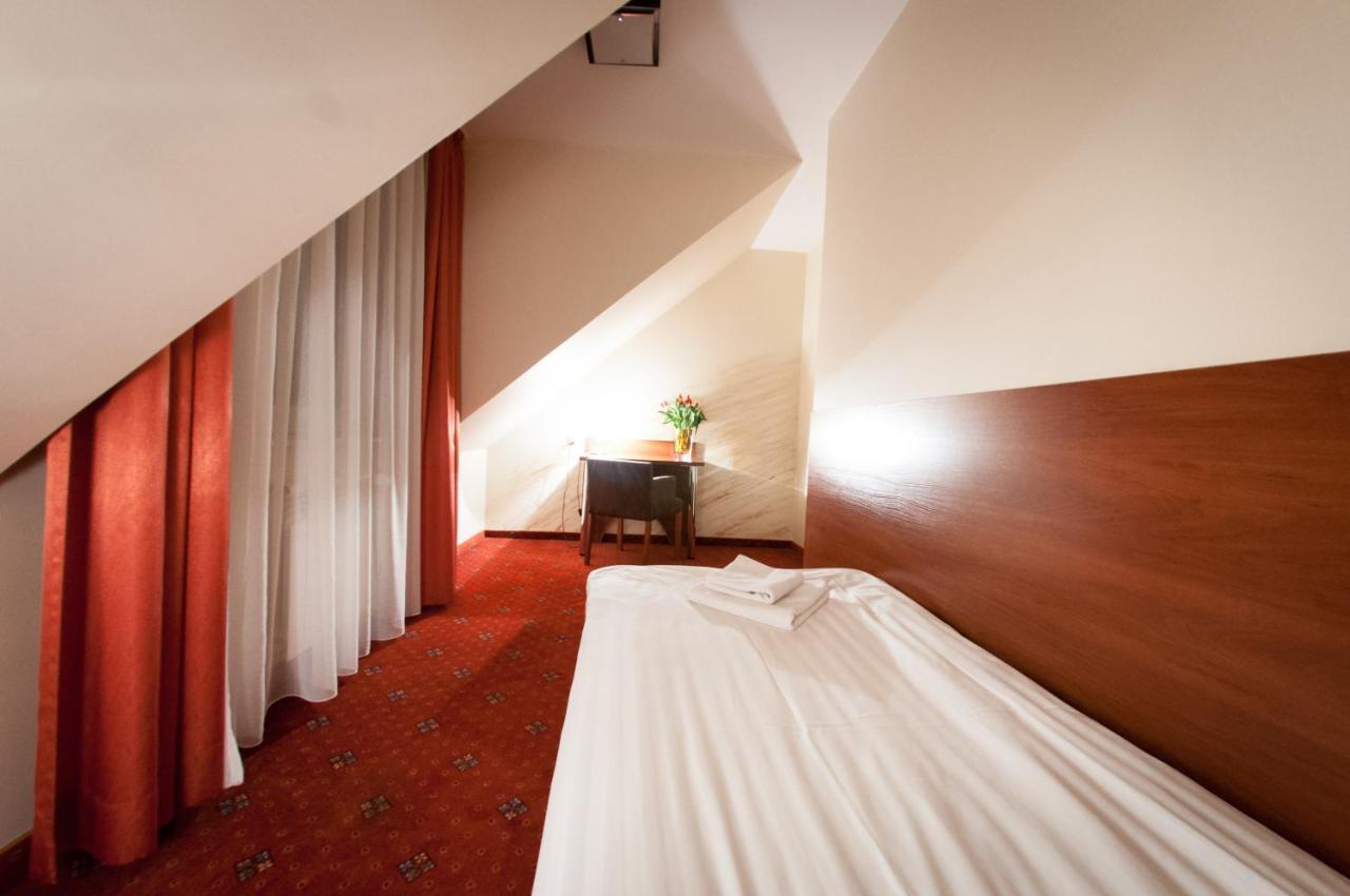 Secession Hotel Leczna Exterior photo